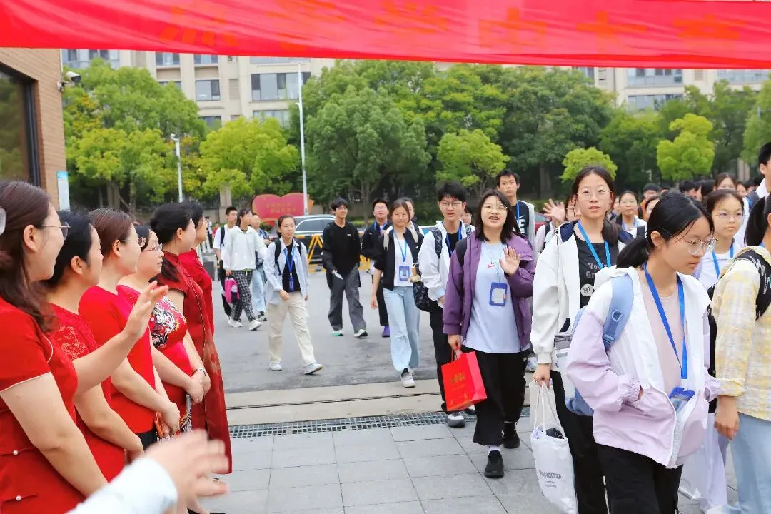 中考首日回望:那些温暖的“红色”守护-第21张图片-四季读书网 中考首日回望:那些温暖的“红色”守护-第21张图片-四季读书网