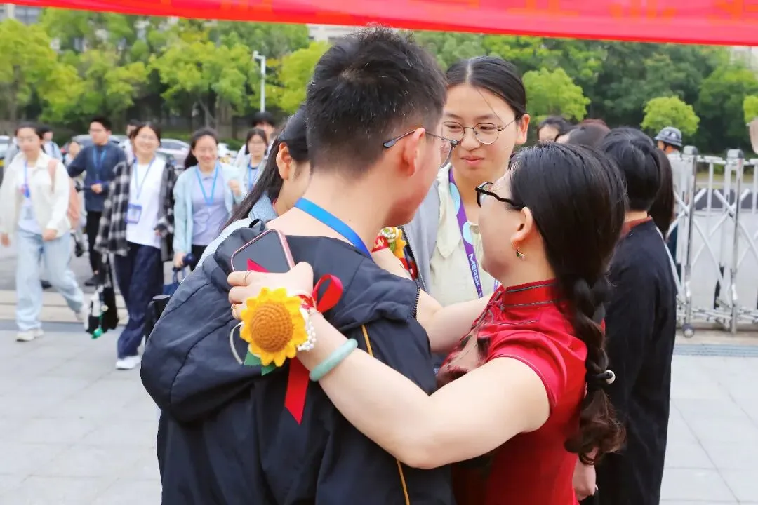 中考首日回望:那些温暖的“红色”守护-第22张图片-四季读书网 中考首日回望:那些温暖的“红色”守护-第22张图片-四季读书网