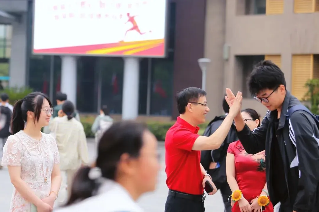 中考首日回望:那些温暖的“红色”守护-第23张图片-四季读书网 中考首日回望:那些温暖的“红色”守护-第23张图片-四季读书网