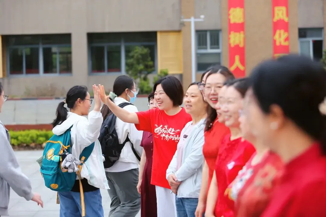 中考首日回望:那些温暖的“红色”守护-第24张图片-四季读书网 中考首日回望:那些温暖的“红色”守护-第24张图片-四季读书网
