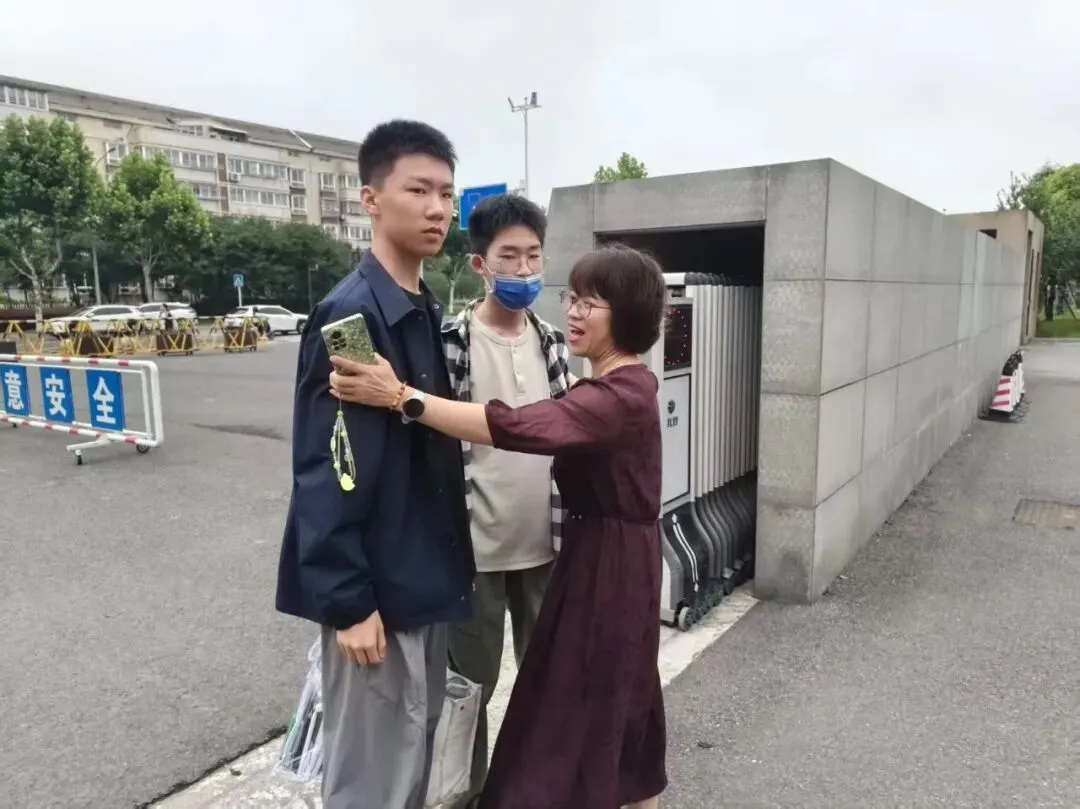 中考首日回望:那些温暖的“红色”守护-第26张图片-四季读书网 中考首日回望:那些温暖的“红色”守护-第26张图片-四季读书网