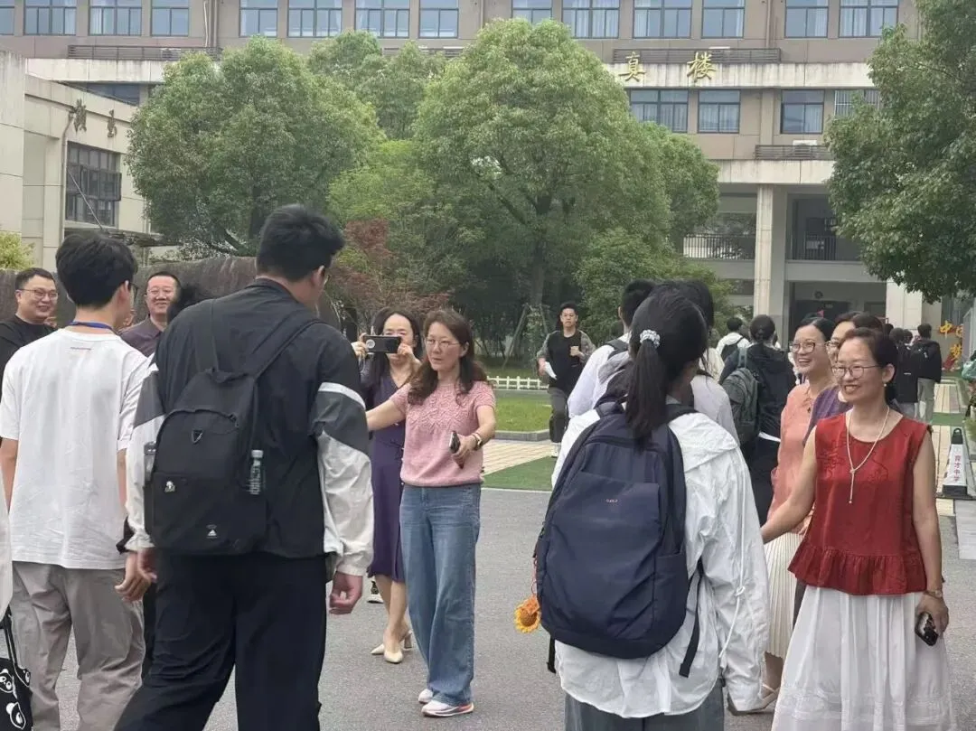 中考首日回望:那些温暖的“红色”守护-第27张图片-四季读书网 中考首日回望:那些温暖的“红色”守护-第27张图片-四季读书网