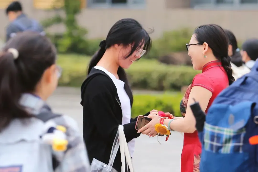 中考首日回望:那些温暖的“红色”守护-第29张图片-四季读书网 中考首日回望:那些温暖的“红色”守护-第29张图片-四季读书网