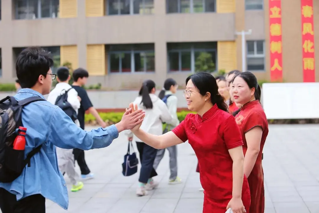 中考首日回望:那些温暖的“红色”守护-第30张图片-四季读书网 中考首日回望:那些温暖的“红色”守护-第30张图片-四季读书网