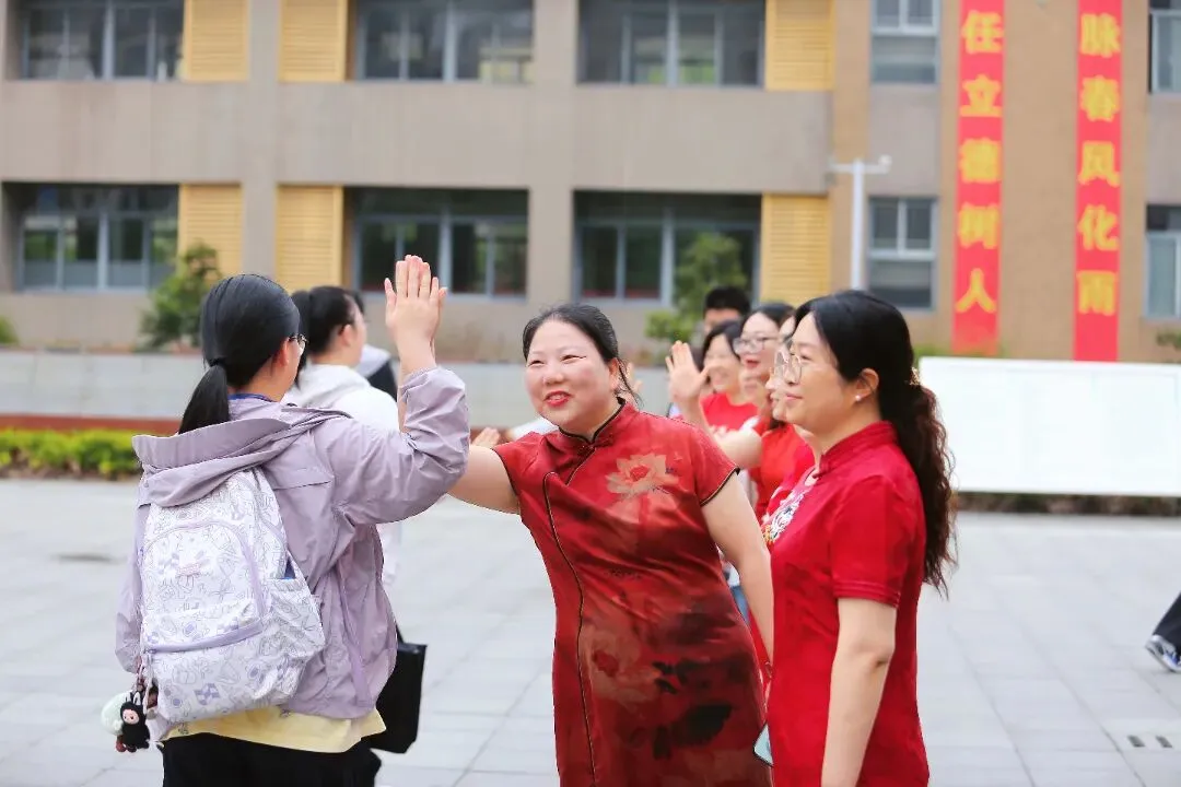 中考首日回望:那些温暖的“红色”守护-第31张图片-四季读书网 中考首日回望:那些温暖的“红色”守护-第31张图片-四季读书网