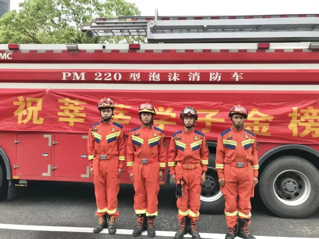 中考首日回望:那些温暖的“红色”守护-第34张图片-四季读书网 中考首日回望:那些温暖的“红色”守护-第34张图片-四季读书网