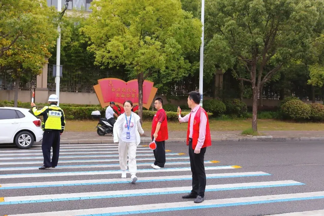 中考首日回望:那些温暖的“红色”守护-第35张图片-四季读书网 中考首日回望:那些温暖的“红色”守护-第35张图片-四季读书网