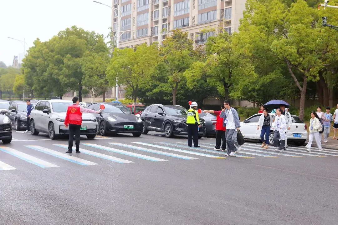 中考首日回望:那些温暖的“红色”守护-第36张图片-四季读书网 中考首日回望:那些温暖的“红色”守护-第36张图片-四季读书网