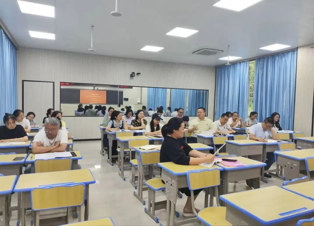 【党建赋能】剖析真题明晰导向 精研课堂施教良策——柳州市教研员杨朝星领航工作室与鹿寨教学名师王春丽领航工作室联合教研活动-第6张图片-四季读书网 【党建赋能】剖析真题明晰导向 精研课堂施教良策——柳州市教研员杨朝星领航工作室与鹿寨教学名师王春丽领航工作室联合教研活动-第6张图片-四季读书网