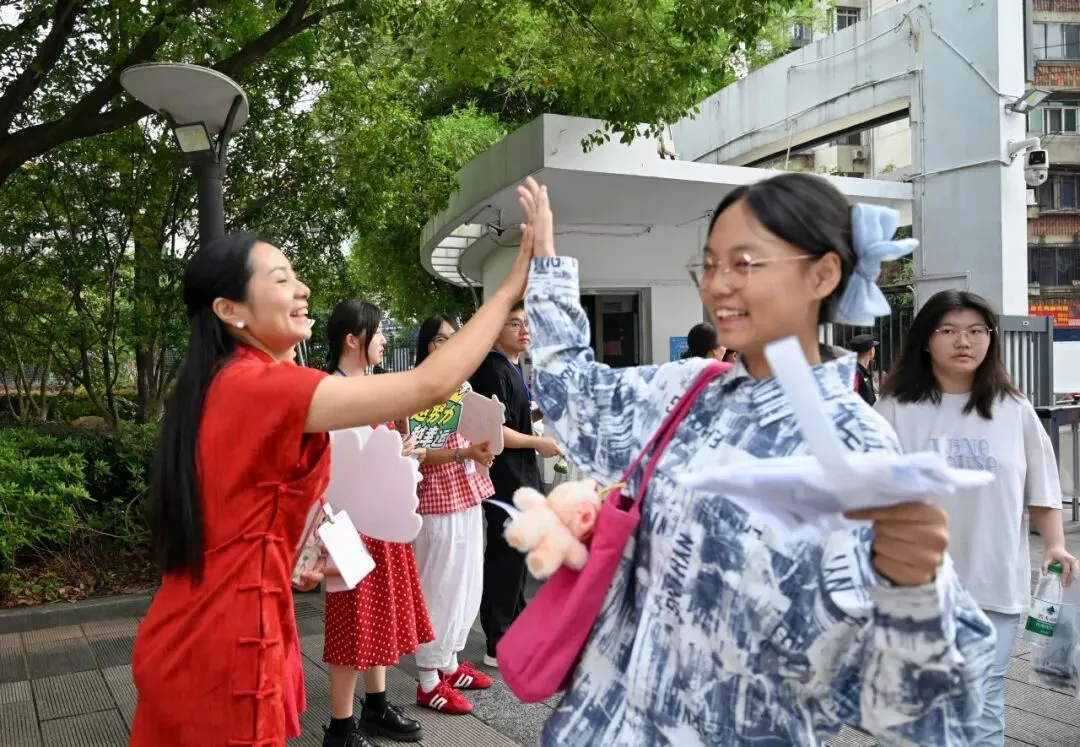 中考首日!少年奔赴考场,西湖温暖守护-第8张图片-四季读书网 中考首日!少年奔赴考场,西湖温暖守护-第8张图片-四季读书网