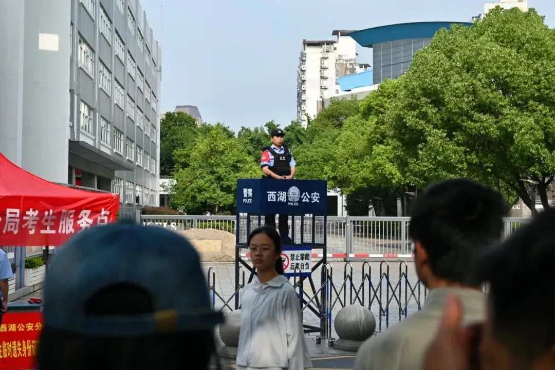 中考首日!少年奔赴考场,西湖温暖守护-第18张图片-四季读书网 中考首日!少年奔赴考场,西湖温暖守护-第18张图片-四季读书网