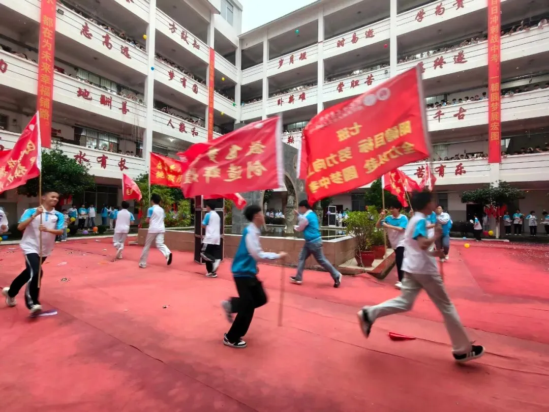 燃声抒壮志 呐喊助中考 ——德保县城关镇第三初级中学开展2026年喊楼助威活动-第3张图片-四季读书网 燃声抒壮志 呐喊助中考 ——德保县城关镇第三初级中学开展2026年喊楼助威活动-第3张图片-四季读书网