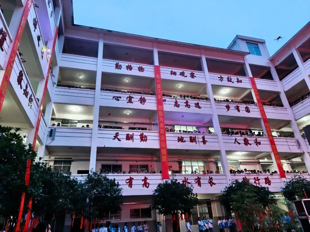 燃声抒壮志 呐喊助中考 ——德保县城关镇第三初级中学开展2026年喊楼助威活动-第25张图片-四季读书网 燃声抒壮志 呐喊助中考 ——德保县城关镇第三初级中学开展2026年喊楼助威活动-第25张图片-四季读书网