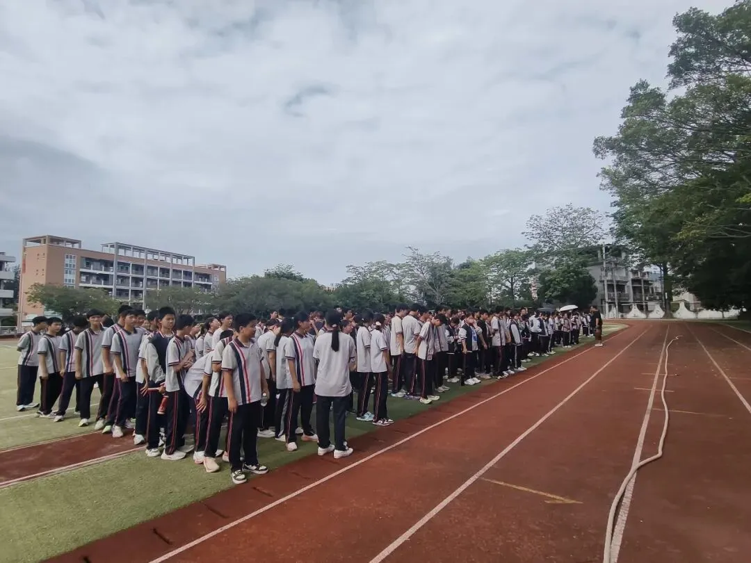 绳聚同心齐奋进 为梦中考鼓征程——福清姚世雄中学第二届趣味拔河比赛圆满落幕-第7张图片-四季读书网 绳聚同心齐奋进 为梦中考鼓征程——福清姚世雄中学第二届趣味拔河比赛圆满落幕-第7张图片-四季读书网