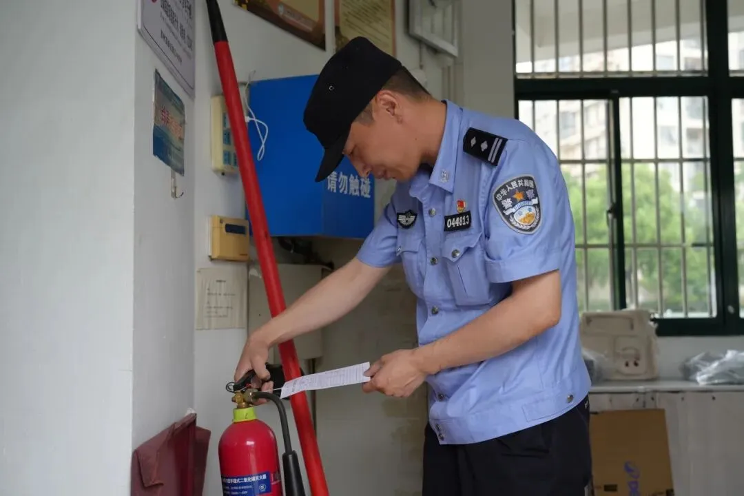 “警”随中考 “试”在必得-第4张图片-四季读书网 “警”随中考 “试”在必得-第4张图片-四季读书网