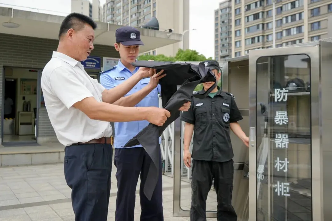 “警”随中考 “试”在必得-第5张图片-四季读书网 “警”随中考 “试”在必得-第5张图片-四季读书网