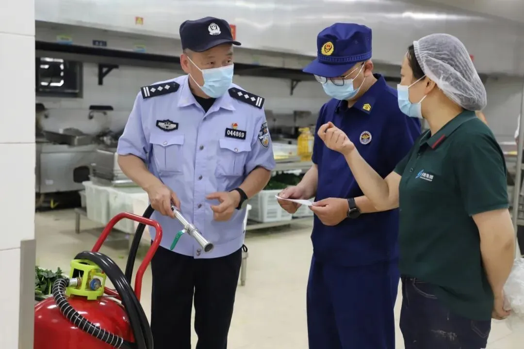 “警”随中考 “试”在必得-第6张图片-四季读书网 “警”随中考 “试”在必得-第6张图片-四季读书网