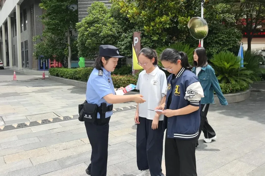 “警”随中考 “试”在必得-第13张图片-四季读书网 “警”随中考 “试”在必得-第13张图片-四季读书网