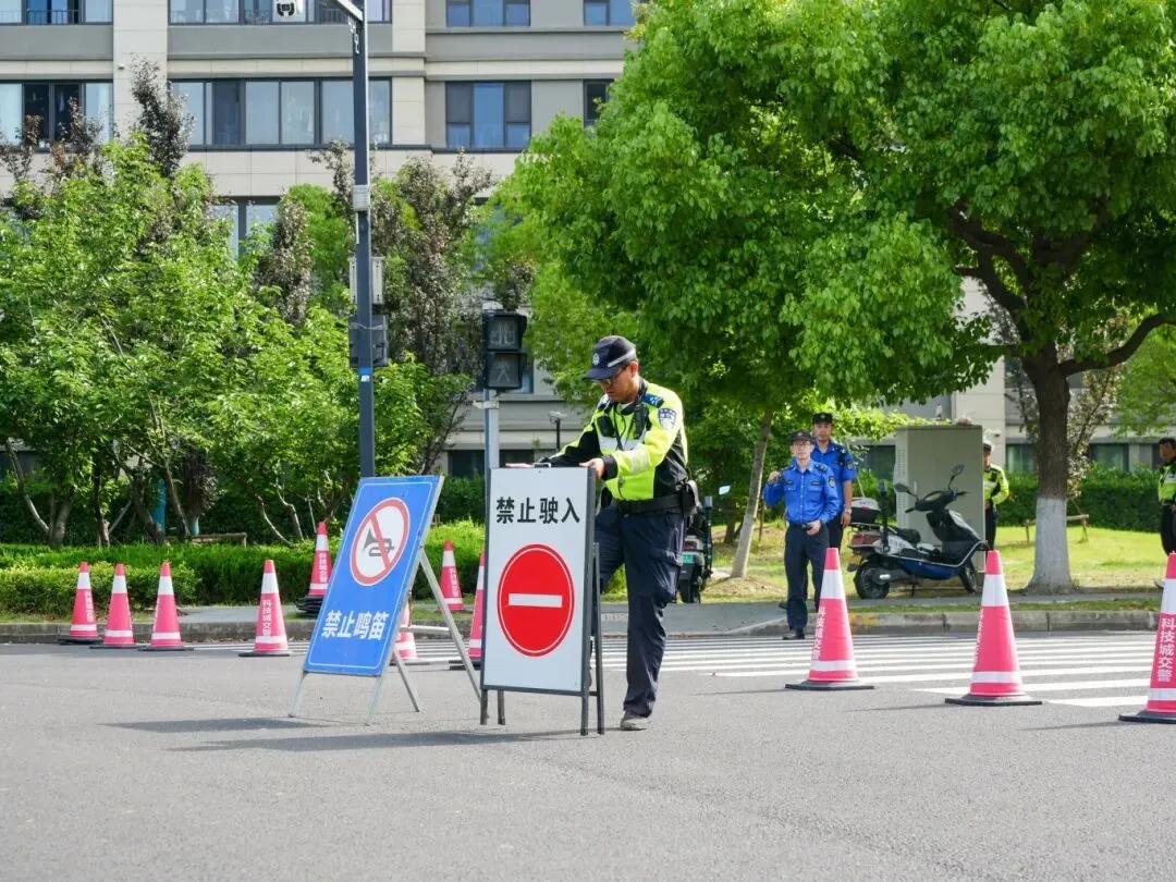 “警”随中考 “试”在必得-第15张图片-四季读书网 “警”随中考 “试”在必得-第15张图片-四季读书网