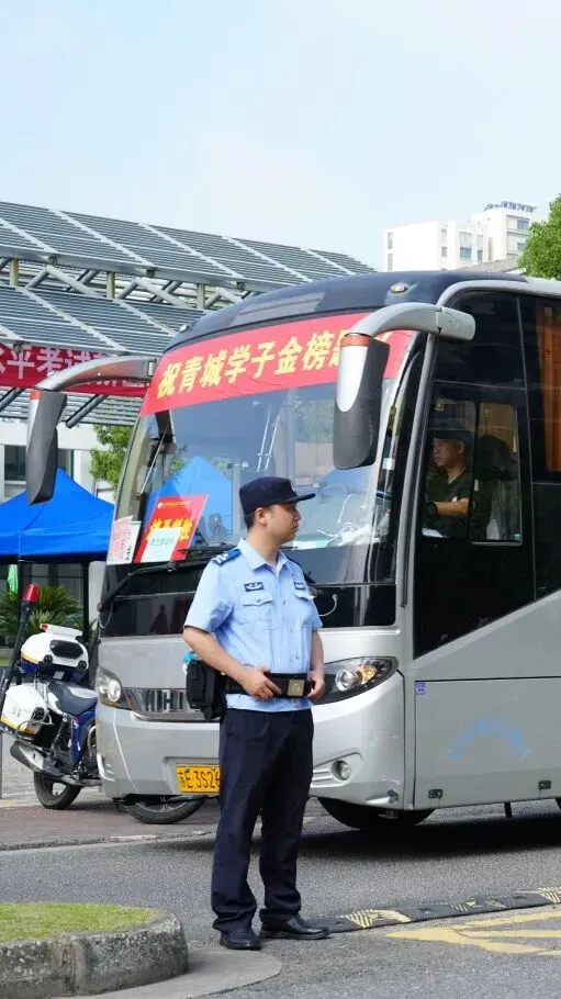 “警”随中考 “试”在必得-第23张图片-四季读书网 “警”随中考 “试”在必得-第23张图片-四季读书网