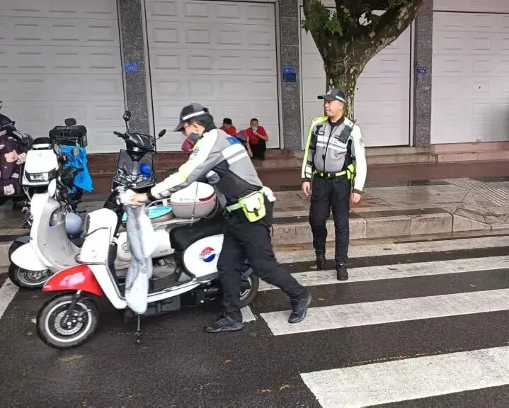中考,守护依旧~~~-第6张图片-四季读书网 中考,守护依旧~~~-第6张图片-四季读书网