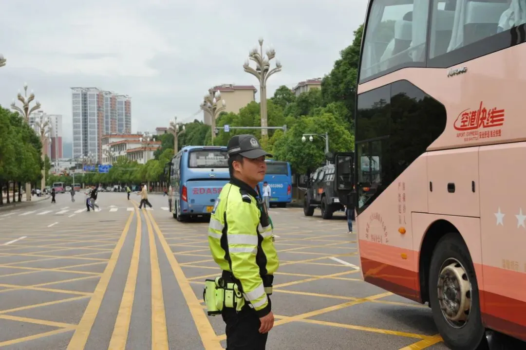 中考,守护依旧~~~-第12张图片-四季读书网 中考,守护依旧~~~-第12张图片-四季读书网