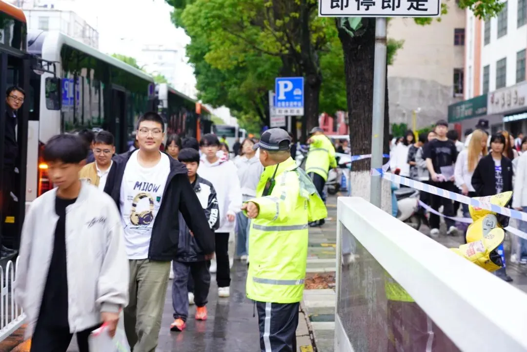 中考,守护依旧~~~-第18张图片-四季读书网 中考,守护依旧~~~-第18张图片-四季读书网