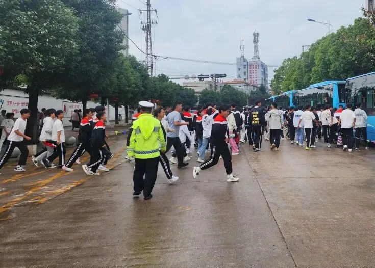 中考,守护依旧~~~-第20张图片-四季读书网 中考,守护依旧~~~-第20张图片-四季读书网