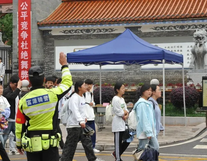 中考,守护依旧~~~-第21张图片-四季读书网 中考,守护依旧~~~-第21张图片-四季读书网