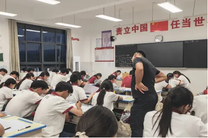 【高效教学】我校组织高二学子开展高考真题摸底测试-第3张图片-四季读书网 【高效教学】我校组织高二学子开展高考真题摸底测试-第3张图片-四季读书网