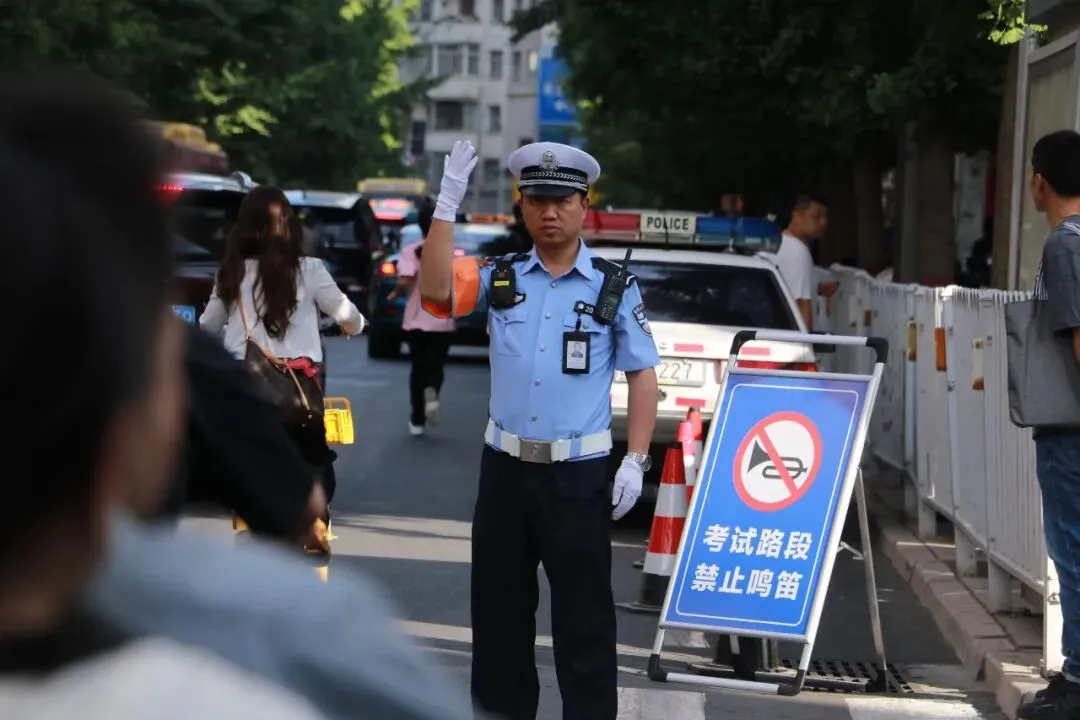 “警”随中考,为梦护航!-第6张图片-四季读书网 “警”随中考,为梦护航!-第6张图片-四季读书网