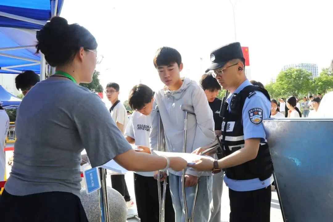 “警”随中考,为梦护航!-第9张图片-四季读书网 “警”随中考,为梦护航!-第9张图片-四季读书网