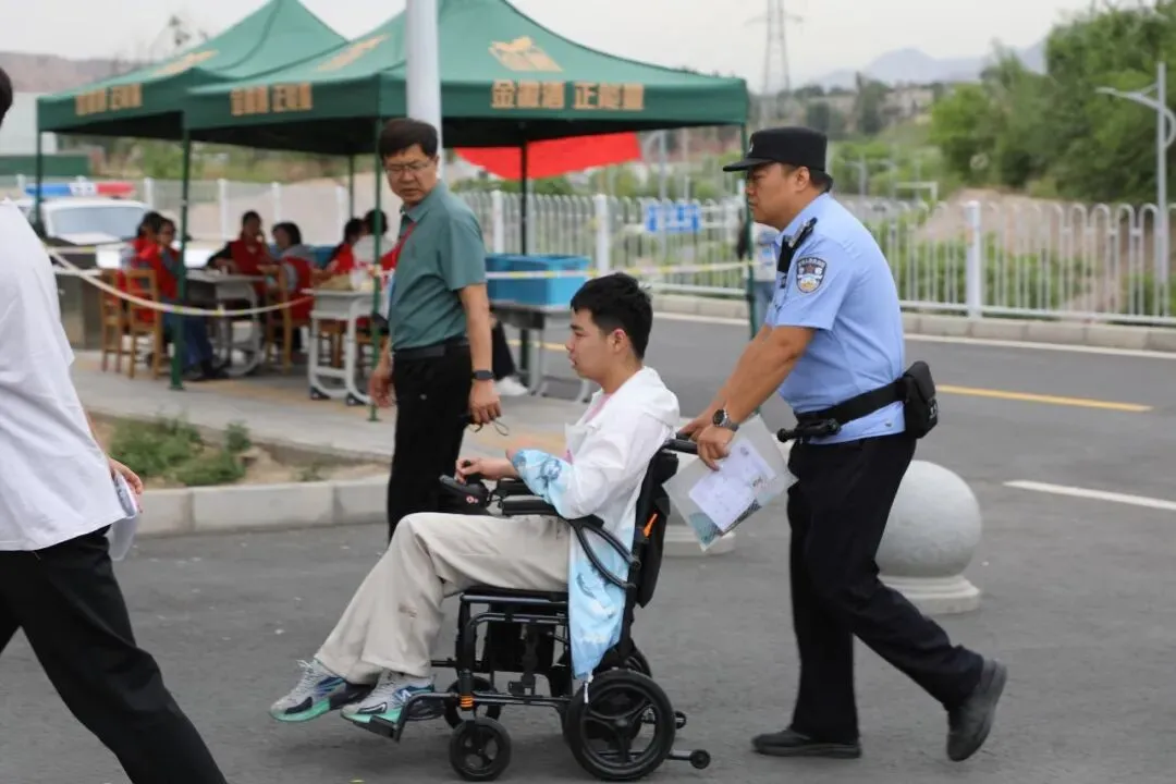 “警”随中考,为梦护航!-第12张图片-四季读书网 “警”随中考,为梦护航!-第12张图片-四季读书网
