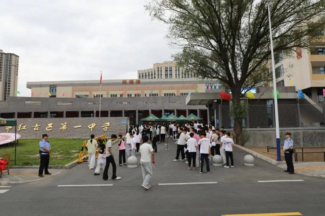 “警”随中考,为梦护航!-第15张图片-四季读书网 “警”随中考,为梦护航!-第15张图片-四季读书网