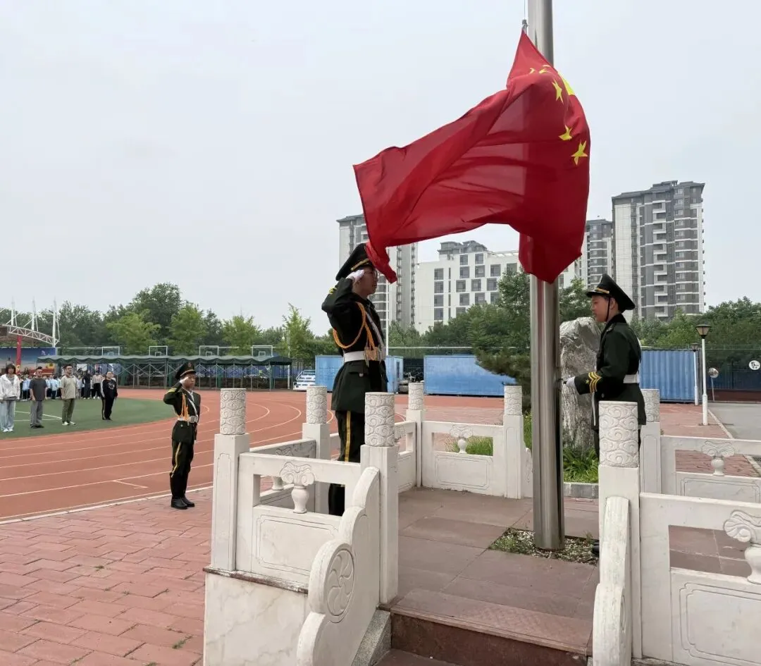 跃马扬鞭迎中考 凝心聚力送祝福——大兴二中开展2026届中考助力主题升旗仪式-第7张图片-四季读书网 跃马扬鞭迎中考 凝心聚力送祝福——大兴二中开展2026届中考助力主题升旗仪式-第7张图片-四季读书网