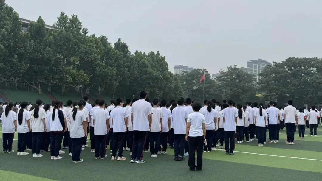 跃马扬鞭迎中考 凝心聚力送祝福——大兴二中开展2026届中考助力主题升旗仪式-第8张图片-四季读书网 跃马扬鞭迎中考 凝心聚力送祝福——大兴二中开展2026届中考助力主题升旗仪式-第8张图片-四季读书网