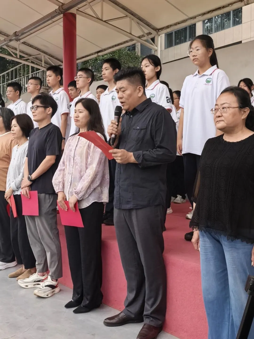 跃马扬鞭迎中考 凝心聚力送祝福——大兴二中开展2026届中考助力主题升旗仪式-第10张图片-四季读书网 跃马扬鞭迎中考 凝心聚力送祝福——大兴二中开展2026届中考助力主题升旗仪式-第10张图片-四季读书网