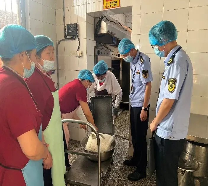 【工作动态】多部门联动护航中考 暖心保障助力逐梦——三垛初点全力筑牢安全保障防线-第20张图片-四季读书网