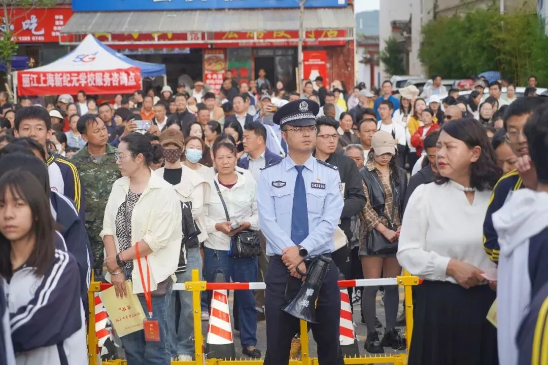 【政法动态】“警”随中考,护航依旧-第12张图片-四季读书网 【政法动态】“警”随中考,护航依旧-第12张图片-四季读书网