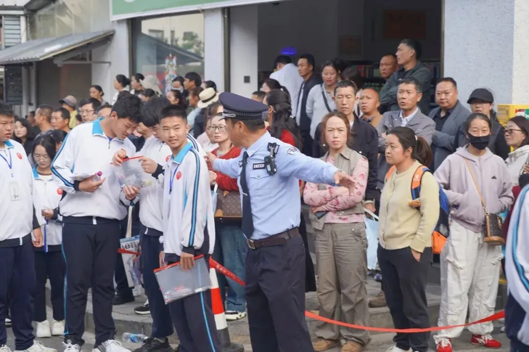 【政法动态】“警”随中考,护航依旧-第22张图片-四季读书网 【政法动态】“警”随中考,护航依旧-第22张图片-四季读书网