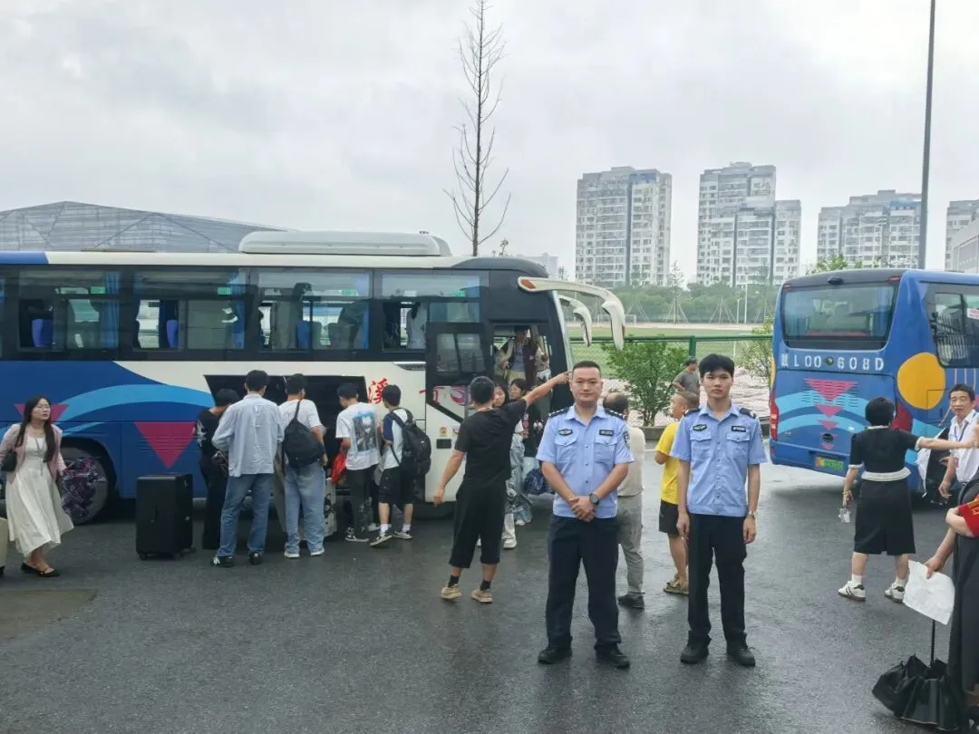 中考首日,贵溪公安再启护航模式!-第15张图片-四季读书网 中考首日,贵溪公安再启护航模式!-第15张图片-四季读书网