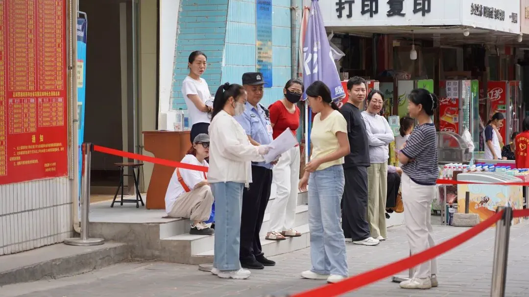 中考第二日,他们的守护依旧“满格”……-第7张图片-四季读书网