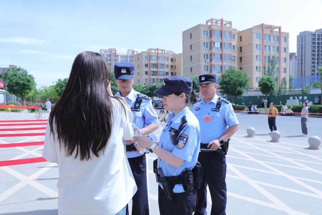 中考第二日,他们的守护依旧“满格”……-第12张图片-四季读书网