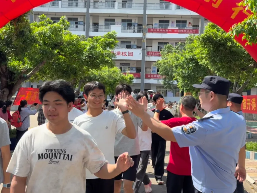 逐梦中考,信丰公安全力护航!-第8张图片-四季读书网 逐梦中考,信丰公安全力护航!-第8张图片-四季读书网