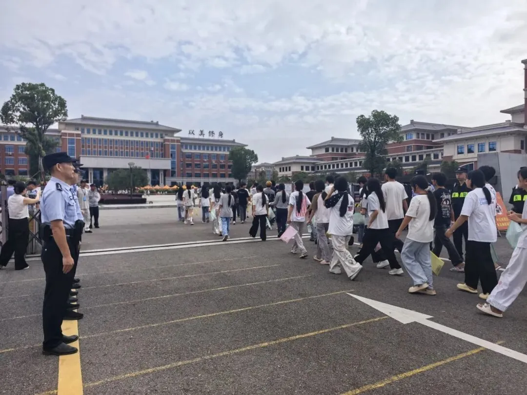 逐梦中考,信丰公安全力护航!-第16张图片-四季读书网 逐梦中考,信丰公安全力护航!-第16张图片-四季读书网