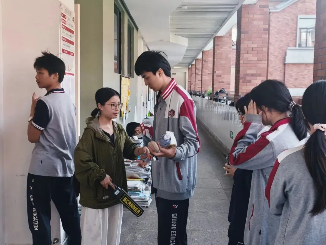 安检演练强规矩 诚信考试迎检测|高二年级开展期末学考模拟安检活动-第2张图片-四季读书网