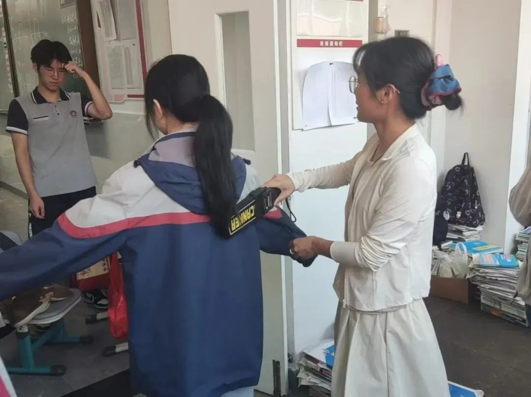安检演练强规矩 诚信考试迎检测|高二年级开展期末学考模拟安检活动-第3张图片-四季读书网