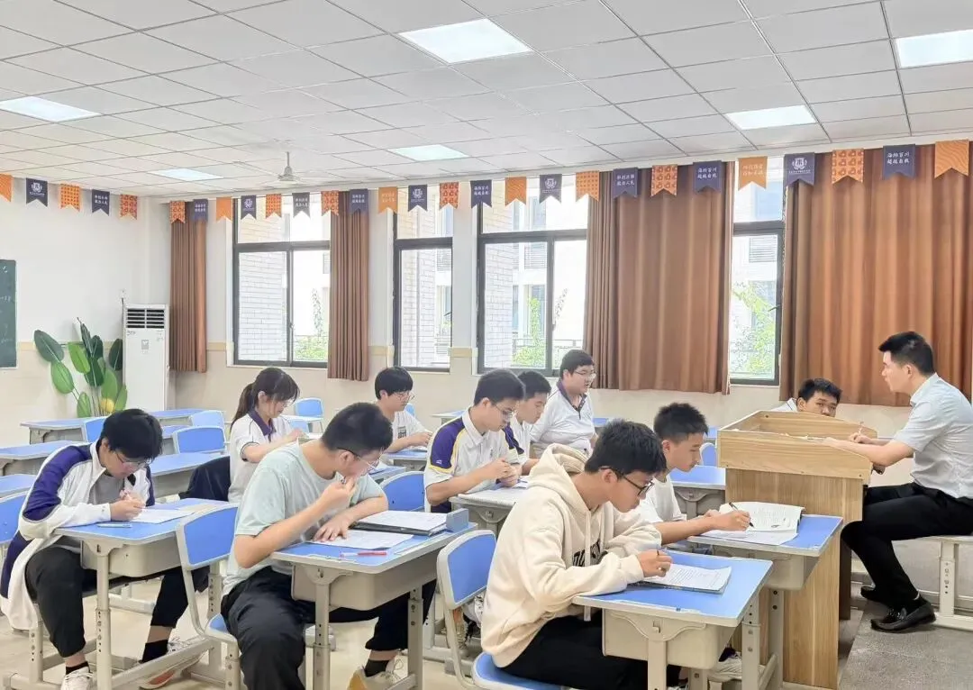 诚邀中考预估650分以上的学生、有专长的艺术热爱者、偏科的黑马,共赴一场“高能青春”-第11张图片-四季读书网 诚邀中考预估650分以上的学生、有专长的艺术热爱者、偏科的黑马,共赴一场“高能青春”-第11张图片-四季读书网