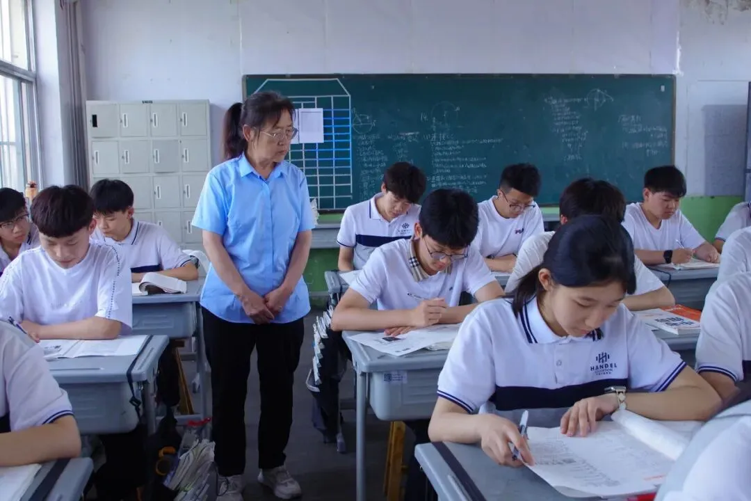 【校园新闻】中考冲刺路 师者伴我行 | 绛县汉德三维学校中考教师护航纪实-第18张图片-四季读书网