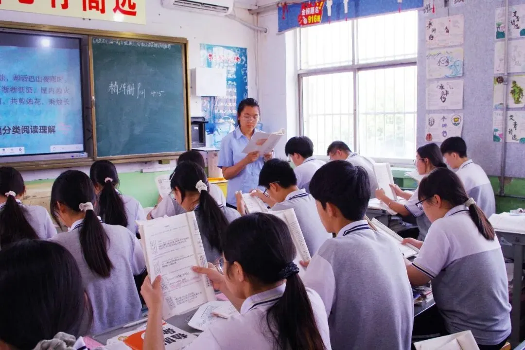 【校园新闻】中考冲刺路 师者伴我行 | 绛县汉德三维学校中考教师护航纪实-第22张图片-四季读书网